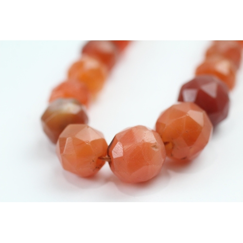 84 - Antique agate bead necklace with gold box clasp (69.5g)