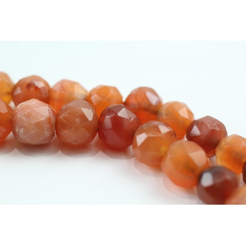 84 - Antique agate bead necklace with gold box clasp (69.5g)