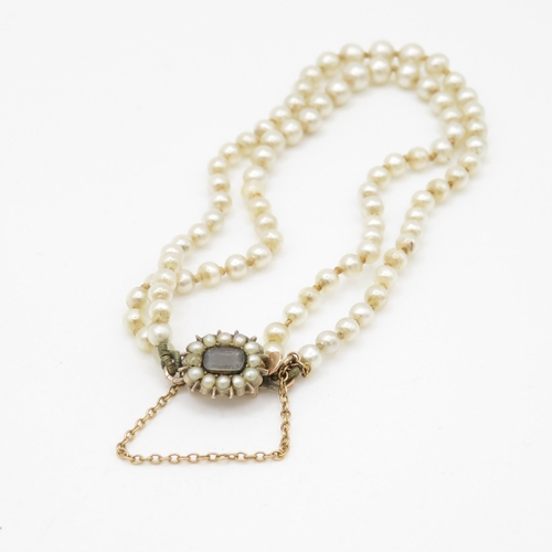 168 - An imitation pearl necklace with a 9ct gold mourning clasp (7.3g)