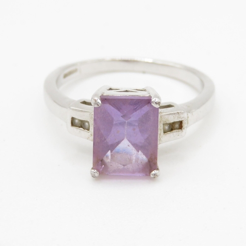 394 - 9ct white gold amethyst and white gemstone trilogy dress ring (3.6g) Size O