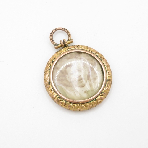 421 - 9ct gold antique double sided photo locket (7.4g)