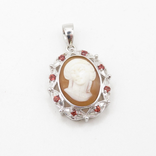 474 - 9ct white gold garnet and shell cameo pendant (6.5g)