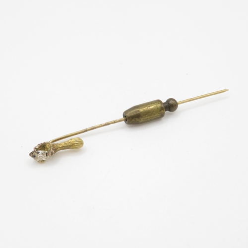 476 - 18ct gold claw set diamond stick pin (1.5g)