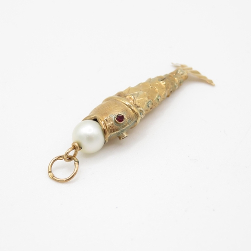 500 - 14ct gold lucky fish pendant with pearl and garnet eyes (2g)