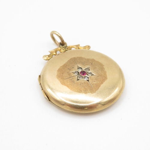 573 - 9ct gold back and front locket with paste detail (7.5g)