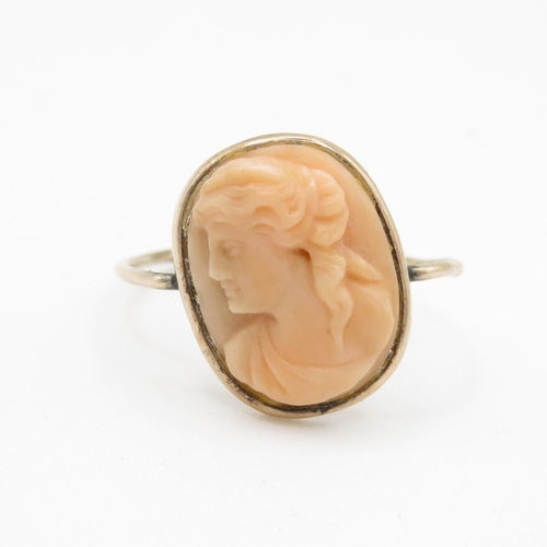 256 - 9ct gold carved coral cameo ring (2.3g) Size R 1/2