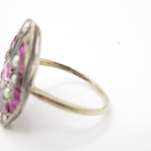 60 - 9ct gold and silver ruby and pearl set ring (2.4g) - stone missing Size K