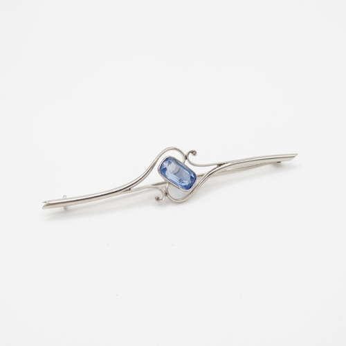 120 - 14ct gold sapphire bar brooch (5.6g)