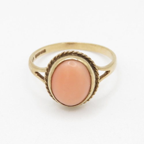 101 - 9ct gold vintage coral dress ring (2.1g) Size M