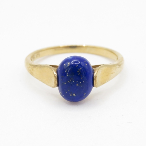 105 - 9ct gold cabochon cut lapis lazuli dress ring (2.9g) Size U