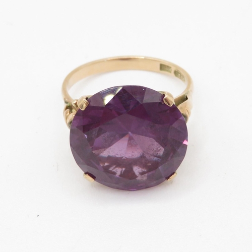 112 - 14ct gold synthetic colour change sapphire cocktail ring (6.2g) Size O