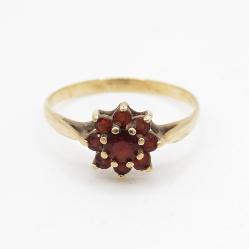 115 - 9ct gold vintage garnet cluster ring (1.2g) Size M