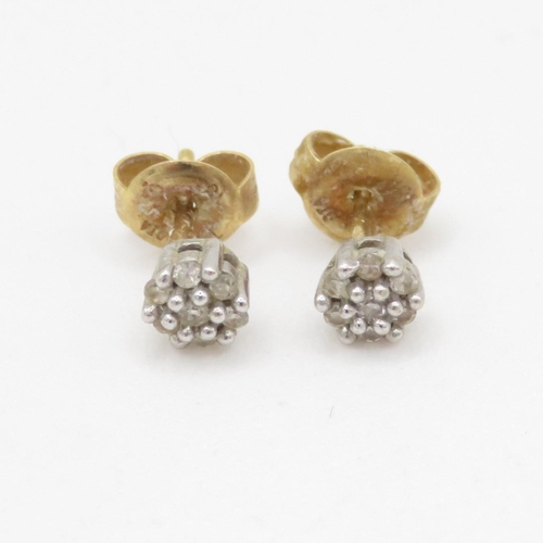 122 - 18ct gold diamond stud earrings (0.9g)