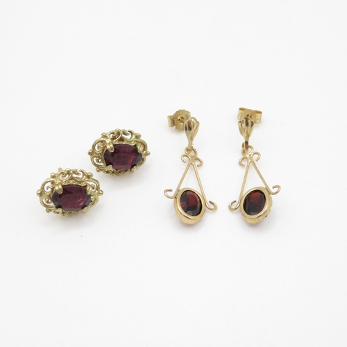 123 - 2 x 9ct gold and garnet stud earrings (2.8g)