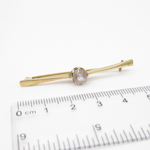 135 - 9ct gold sapphire glass bar brooch (2.8g)