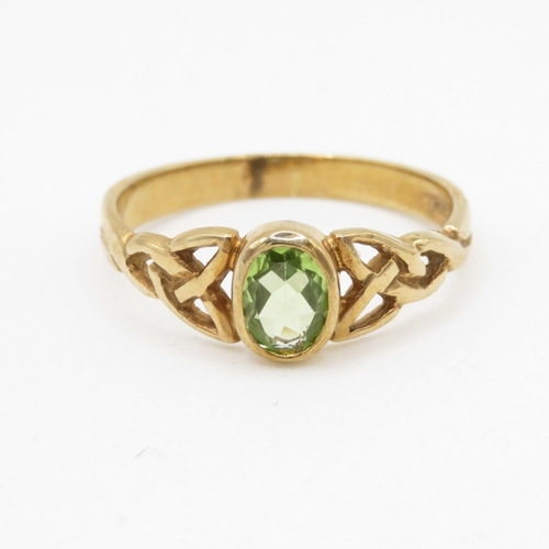 172 - 9ct gold and peridot ring (2.9g) Size U