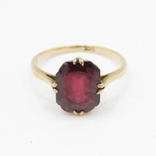 180 - 9ct gold garnet dress ring (1.8g) Size M