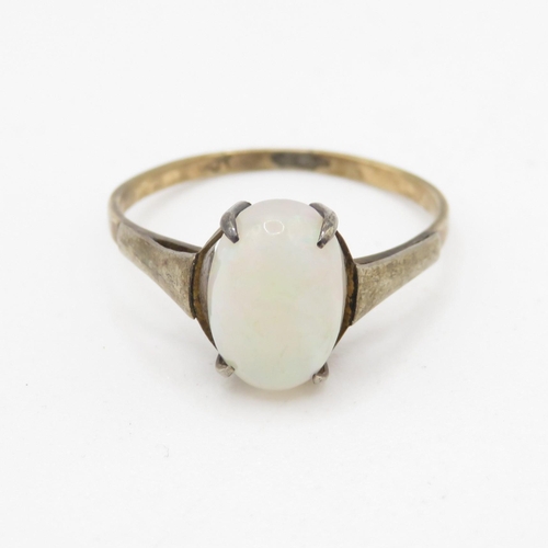 215 - 9ct gold opal single stone ring (1.4g) Size M 1/2