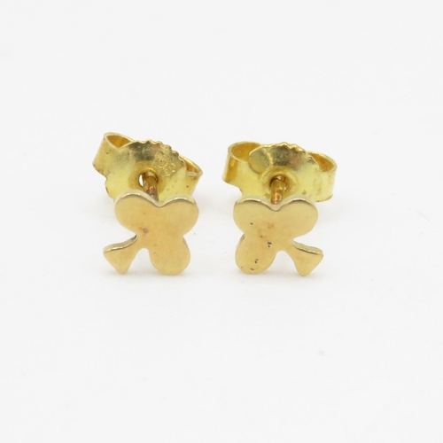 217 - 18ct gold club symbol stud earrings with 9ct gold backs (0.8g)