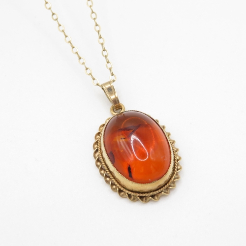 26 - 9ct gold cabochon cut amber pendant necklace (2.7g)