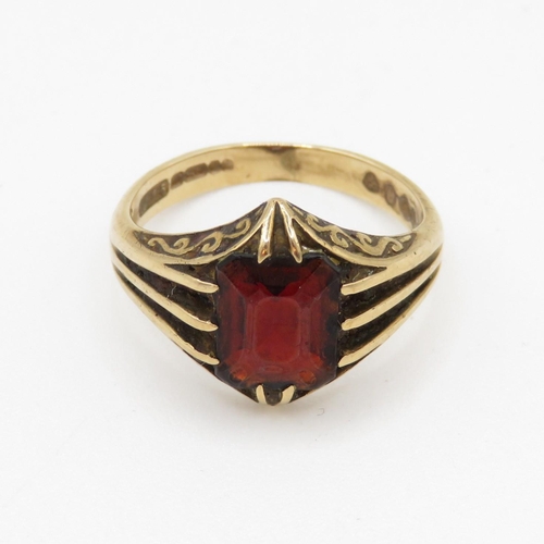 63 - 9ct gold garnet central set ring (4.1g) Size N