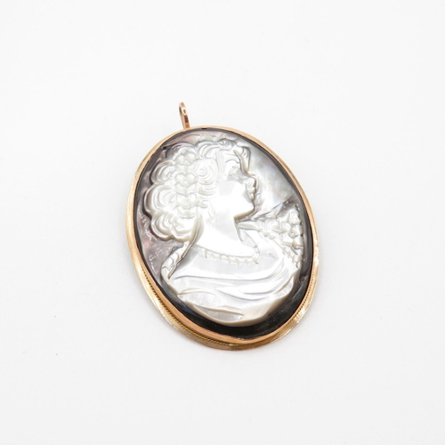 64 - 9ct gold mother of pearl cameo pendant (8.3g)