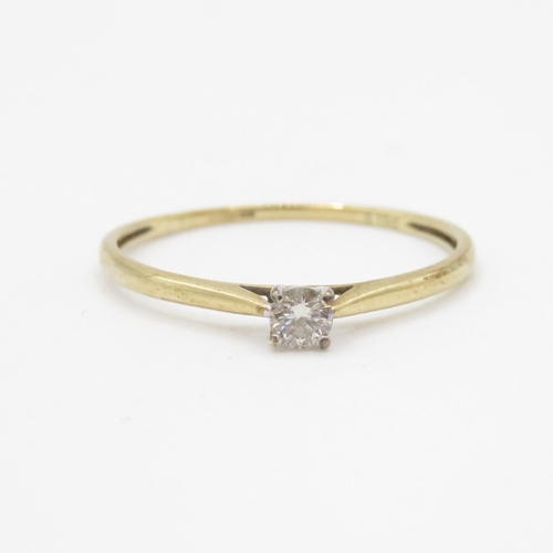 66 - 9ct gold solitaire diamond ring (1g) Size U 1/2