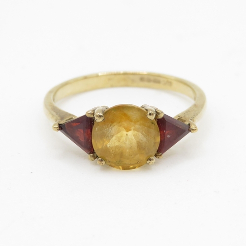 75 - 9ct gold citrine & garnet three stone ring (2.4g) Size Q