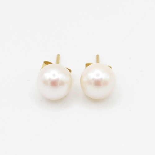 82 - 18ct gold cultured pearl stud earrings (1.4g)