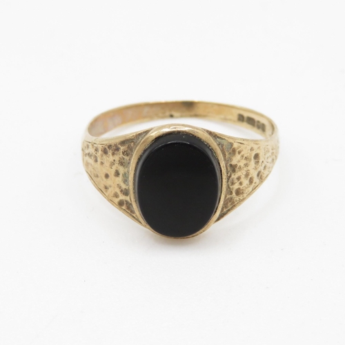 84 - 9ct gold vintage black onyx signet ring with patterned shoulders (1.6g) Size O