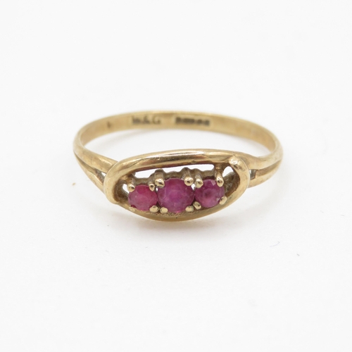 98 - 9ct gold ruby trilogy ring (1.3g) Size M