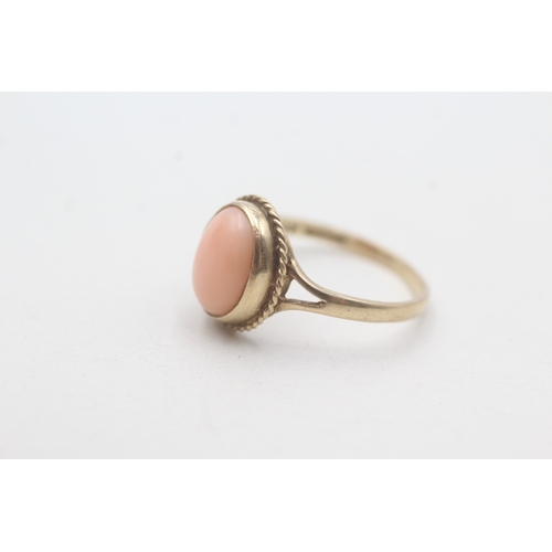 101 - 9ct gold vintage coral dress ring (2.1g) Size M