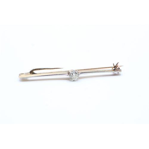 102 - 15ct gold & platinum old cut diamond single stone bar brooch with 9ct pin (2.5g) Size P