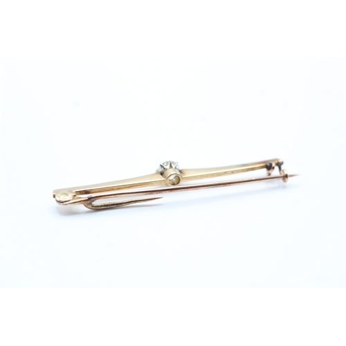 102 - 15ct gold & platinum old cut diamond single stone bar brooch with 9ct pin (2.5g) Size P