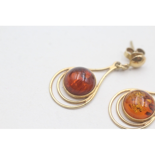 11 - 9ct gold and amber drop stud earrings (3.6g)