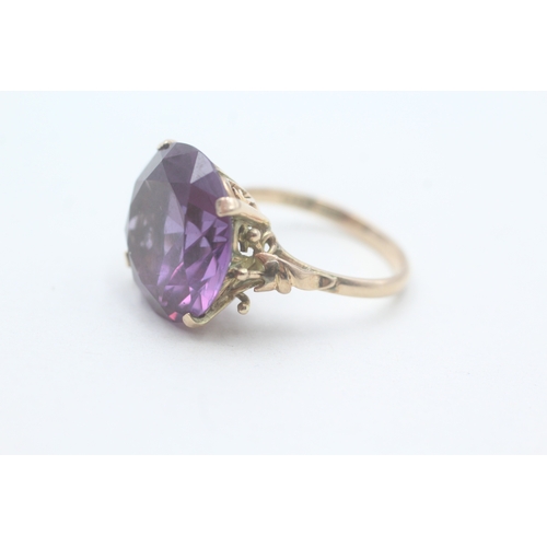 112 - 14ct gold synthetic colour change sapphire cocktail ring (6.2g) Size O