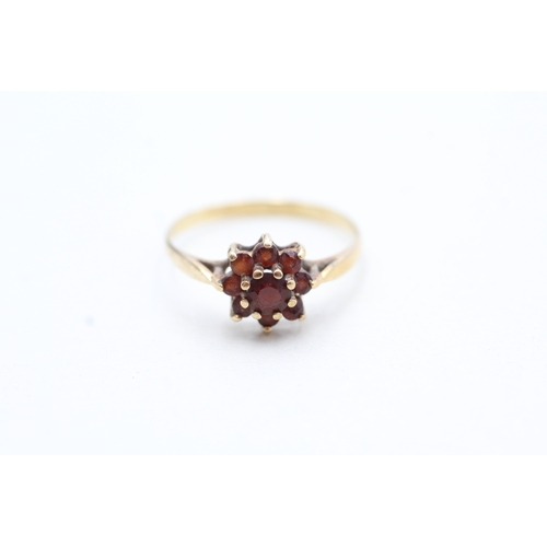 115 - 9ct gold vintage garnet cluster ring (1.2g) Size M