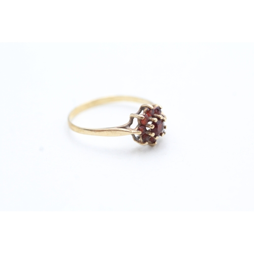 115 - 9ct gold vintage garnet cluster ring (1.2g) Size M