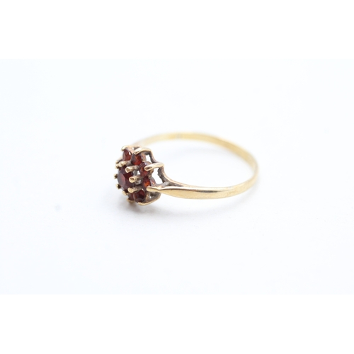 115 - 9ct gold vintage garnet cluster ring (1.2g) Size M