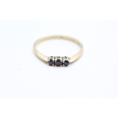 116 - 9ct gold vintage sapphire trilogy ring (1.4g) Size Q