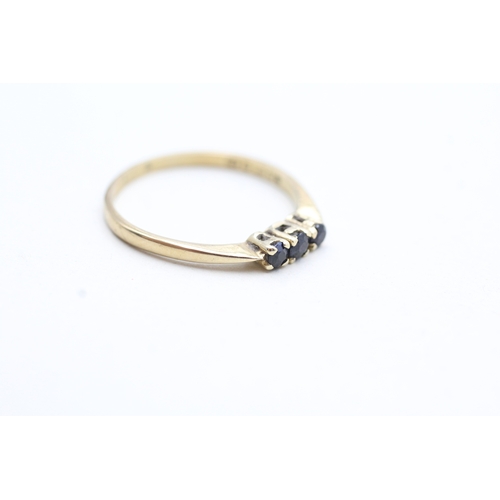 116 - 9ct gold vintage sapphire trilogy ring (1.4g) Size Q