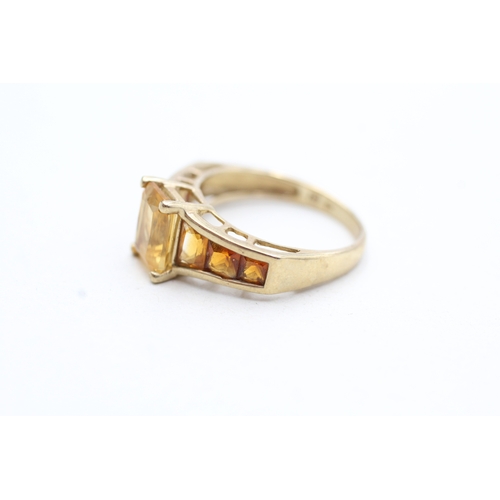 120 - 9ct gold vari-hue gemstone dress ring (2.8g) Size M