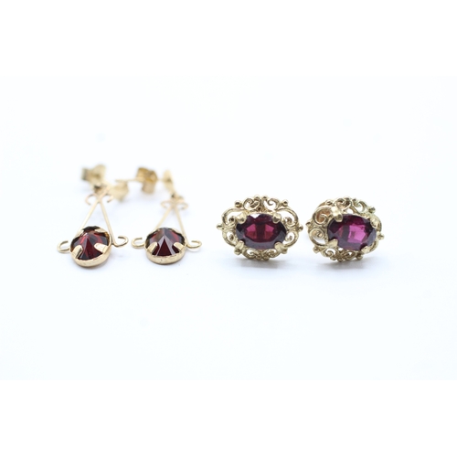 123 - 2 x 9ct gold and garnet stud earrings (2.8g)