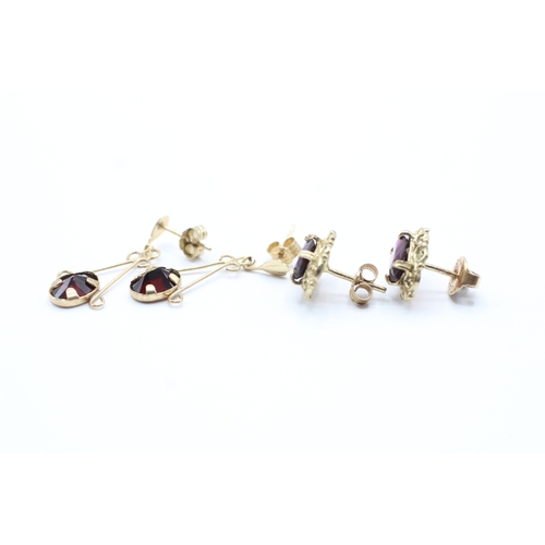 123 - 2 x 9ct gold and garnet stud earrings (2.8g)