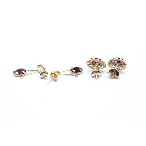 123 - 2 x 9ct gold and garnet stud earrings (2.8g)