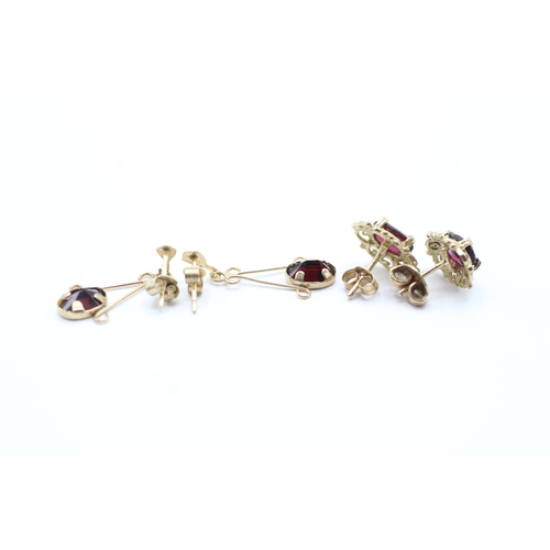 123 - 2 x 9ct gold and garnet stud earrings (2.8g)