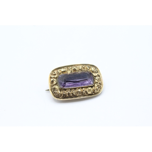 132 - 9ct gold antique foiled back amethyst brooch (2.6g)