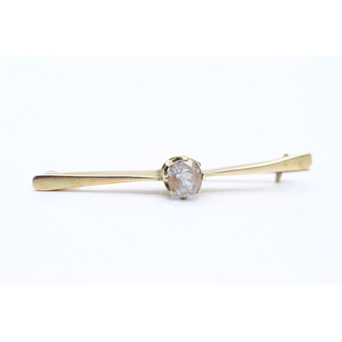 135 - 9ct gold sapphire glass bar brooch (2.8g)