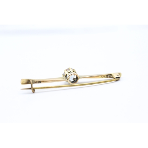 135 - 9ct gold sapphire glass bar brooch (2.8g)