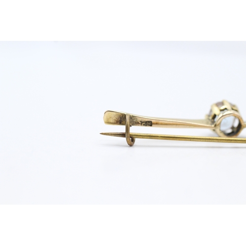 135 - 9ct gold sapphire glass bar brooch (2.8g)